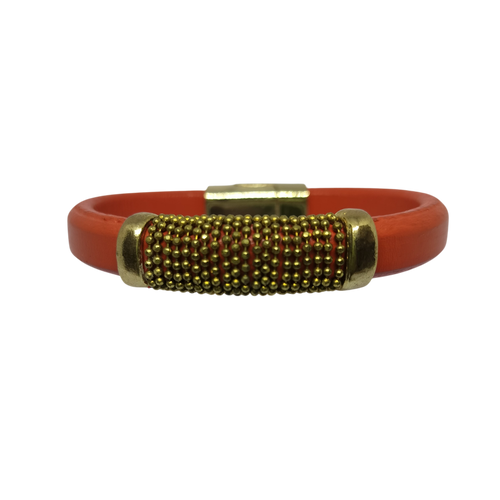 Armband diep oranje met goudkleurig middenstuk