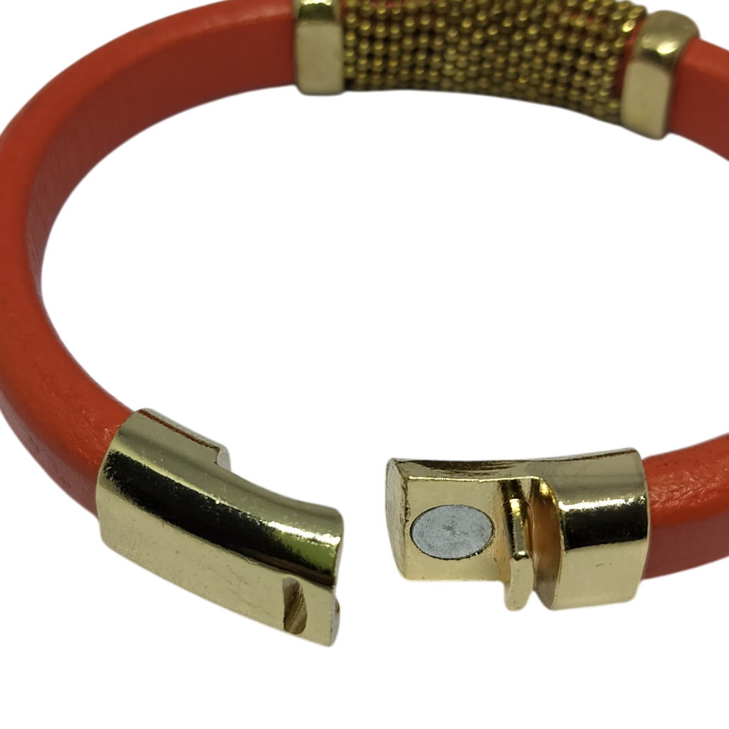 Armband diep oranje met goudkleurig middenstuk
