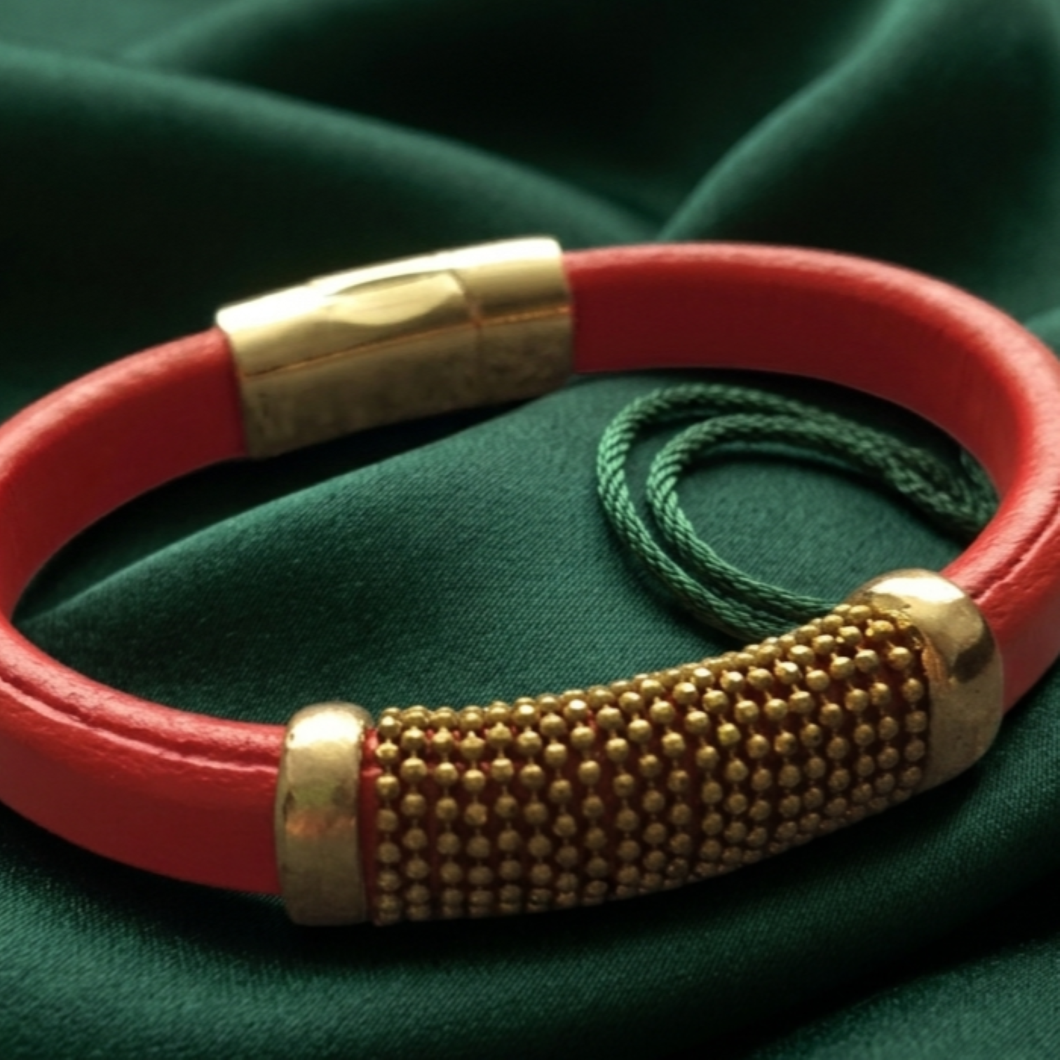 Armband diep oranje met goudkleurig middenstuk