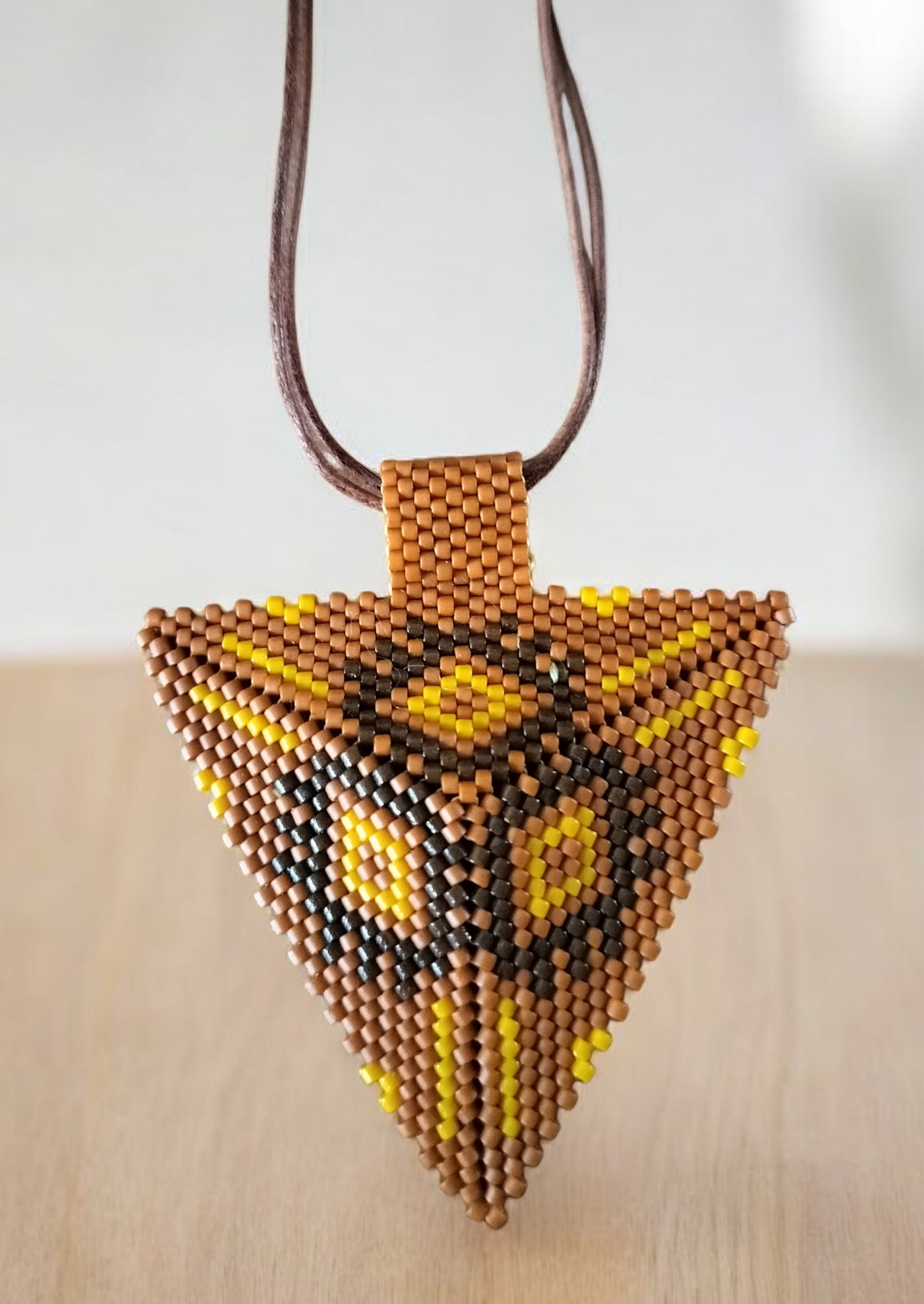Ketting 3-hoekige bedel bruin/geel (Miyuki)