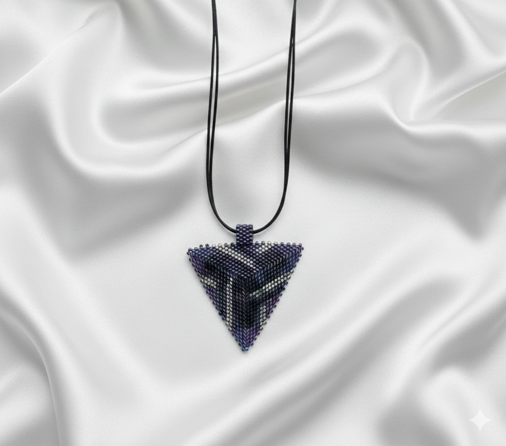 Ketting koord 3-hoekige paars/zwarte bedel (Miyuki)